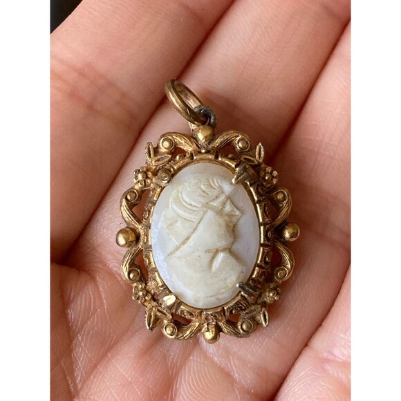 Vintage Florenza gold tone Cameo pendant